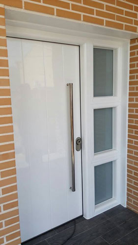 Blog3 puerta de aluminio oscuro