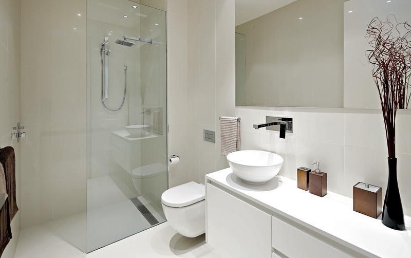Cuartos De Ba%C3%B1o Blancos 800x502 Mamparas de baño en Salou